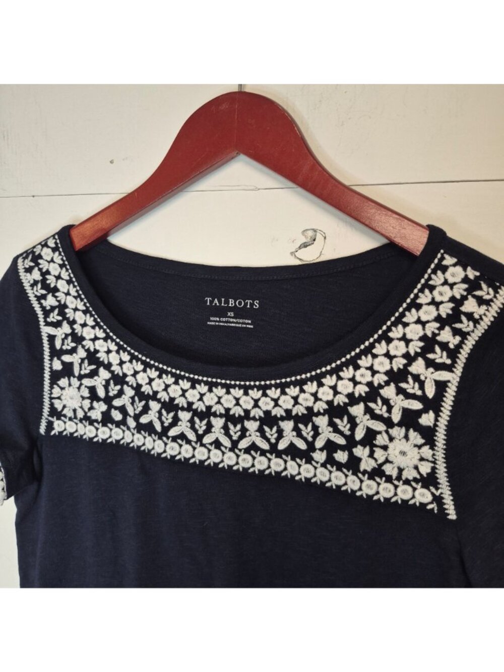 Talbots Navy Blue Embroidered Floral Cotton Top XS Short Sleeve Scoop Neck - Picture 2 of 5